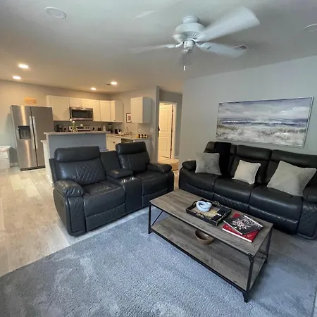 Charming 2 Bedroom, 1 Bath Duplex Just Blocks From The Beautiful Beachfront